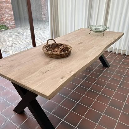 Gemonteerde houten tafel