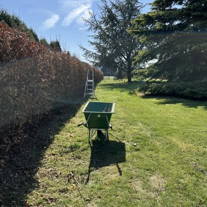 Tuinonderhoud met kruiwagen