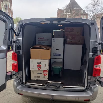 Bestelwagen met verhuisdozen